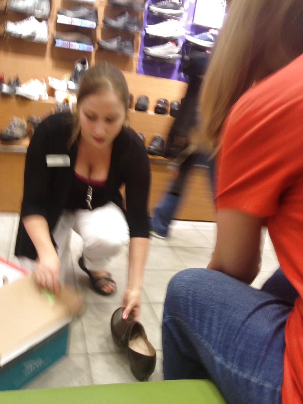 5P Candid Downblouse Cleavage Sell Shoes