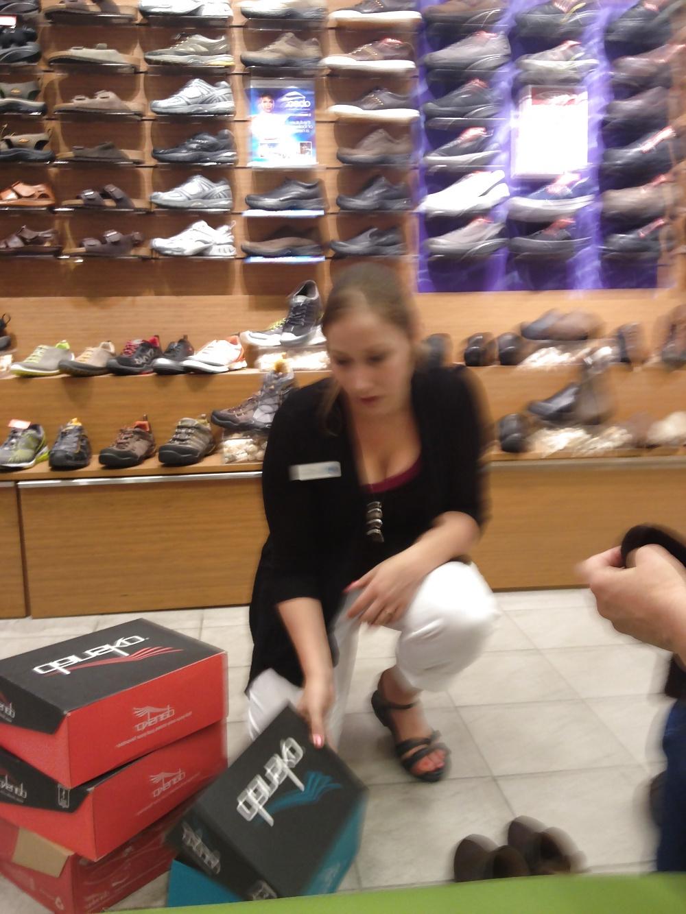 5P Candid Downblouse Cleavage Sell Shoes