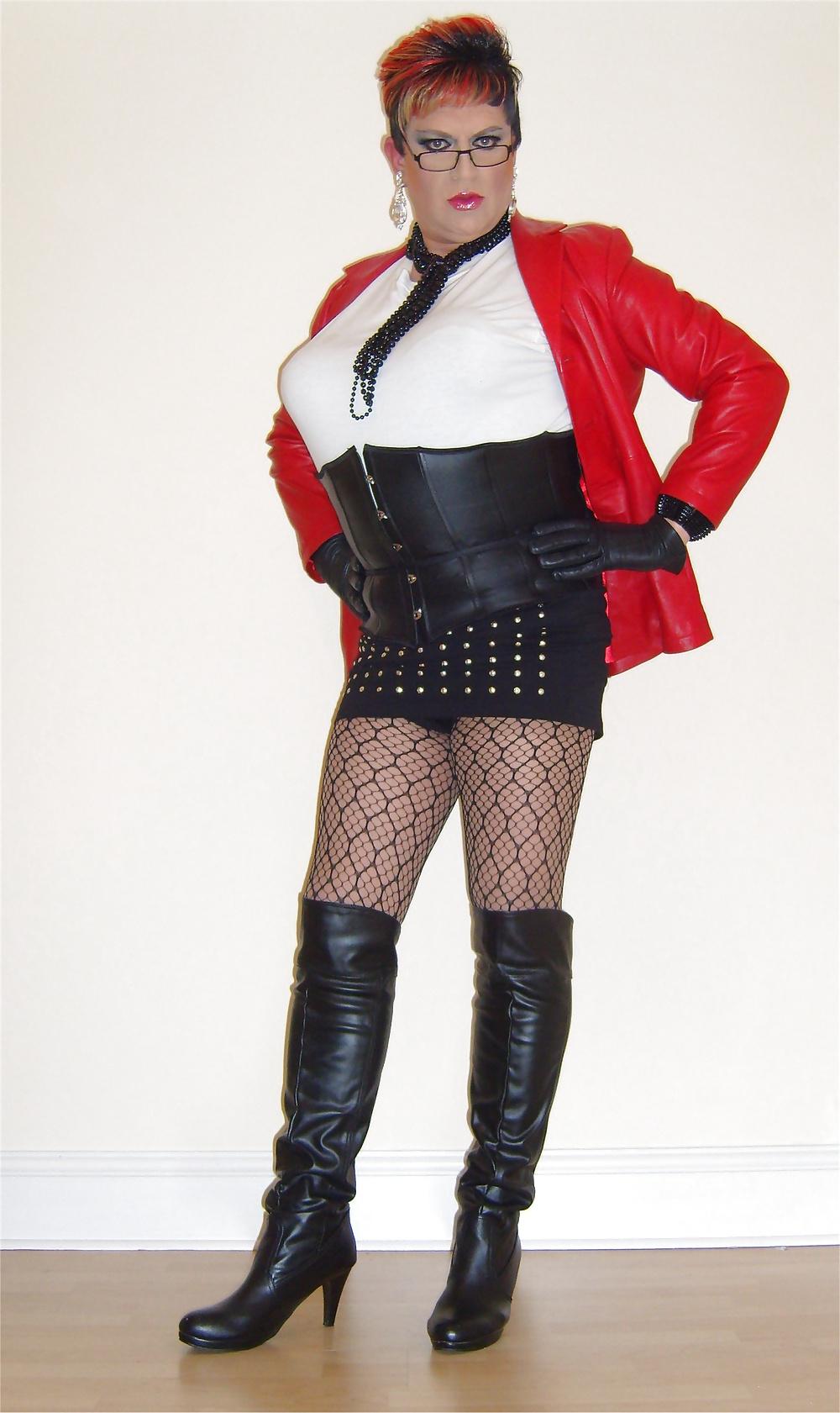8P Red Leather Domme