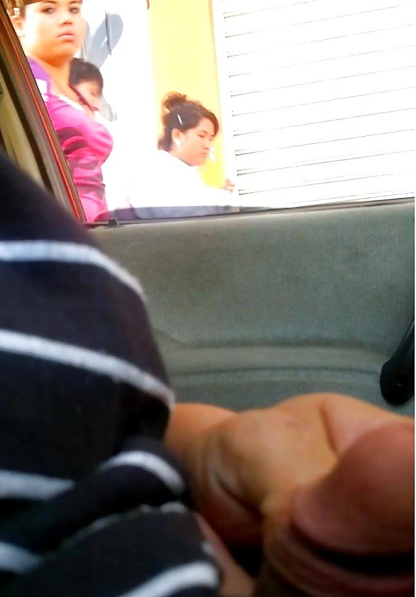 20P Car flash dick, exhibiendo el pene en la calle