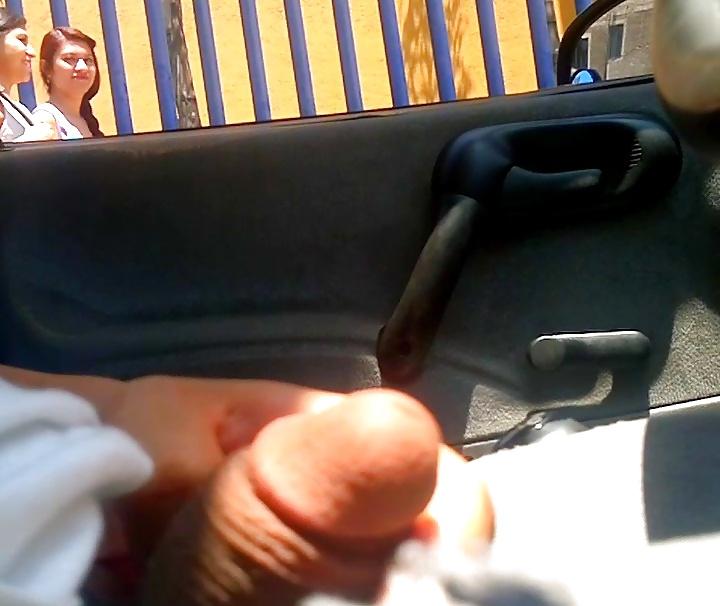 20P Car flash dick, exhibiendo el pene en la calle