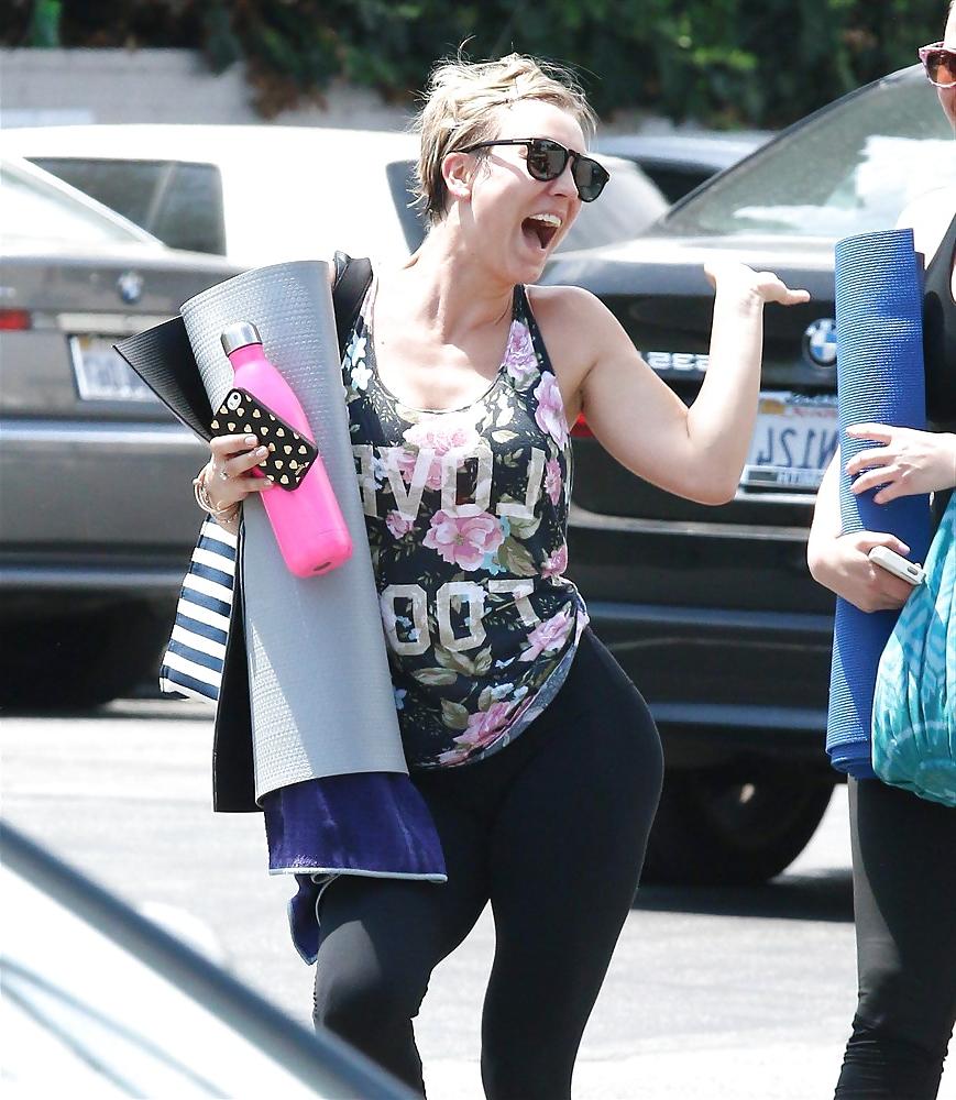 7P Kaley Cuoco Camel Toe In Yoga
