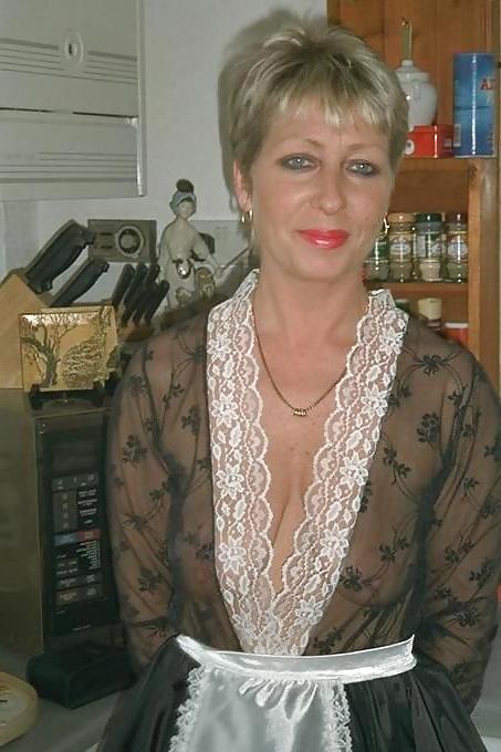 25P Mature housewife in hose