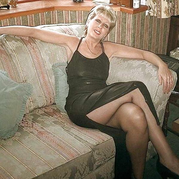 25P Mature housewife in hose