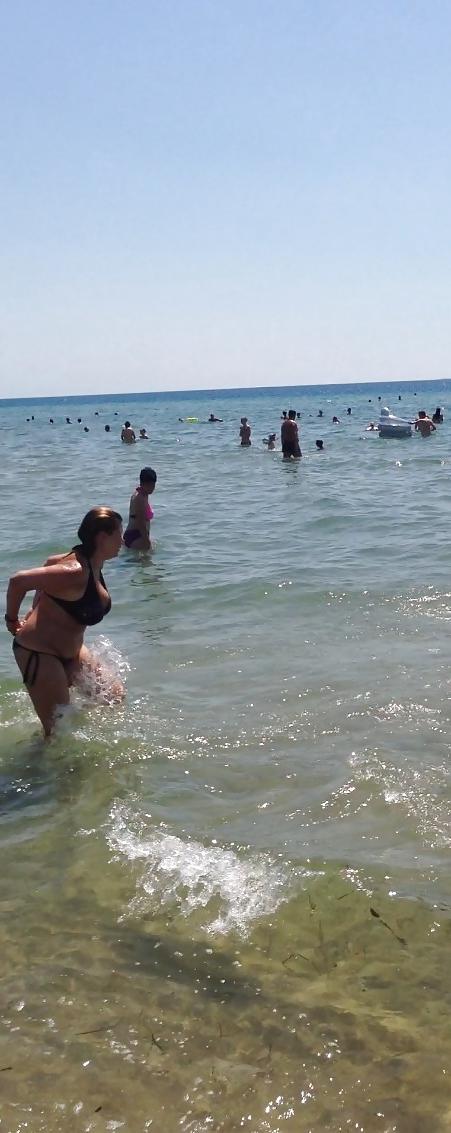 25P Candid Chubby Cleavage Mommy Bikini Slut