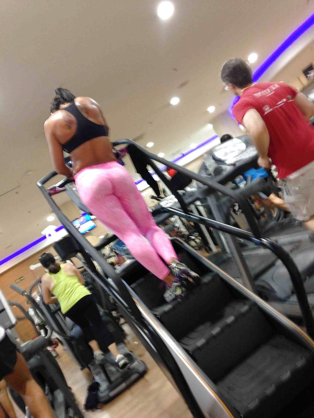 25P Voyeur en el gimnasio 01