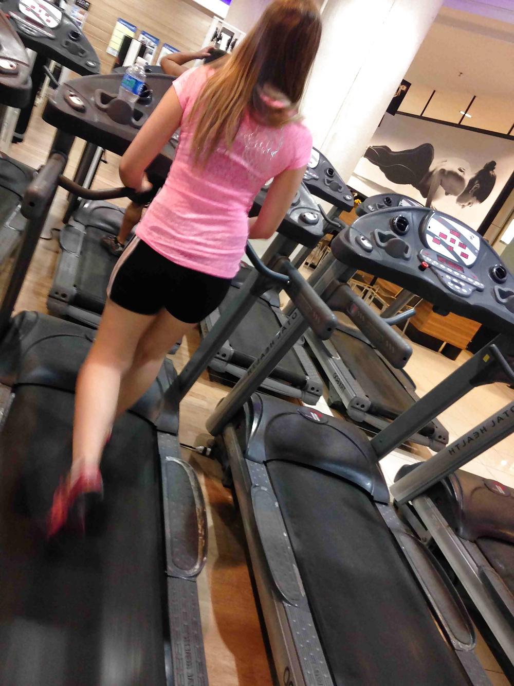 25P Voyeur en el gimnasio 01