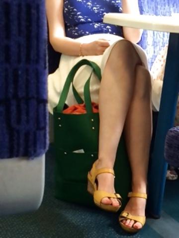 13P Milf shows legs and upskirt on train