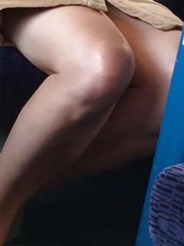 9P Candid blonde on train shows legs and upskirt