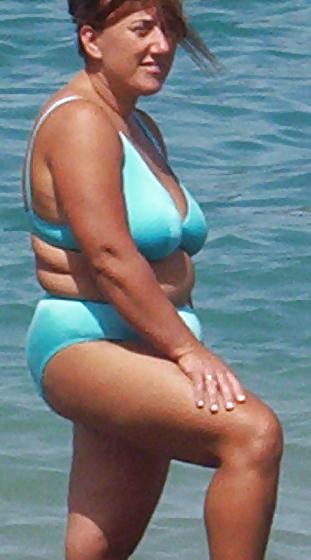 9P Candid Chubby Busty Beach Mom