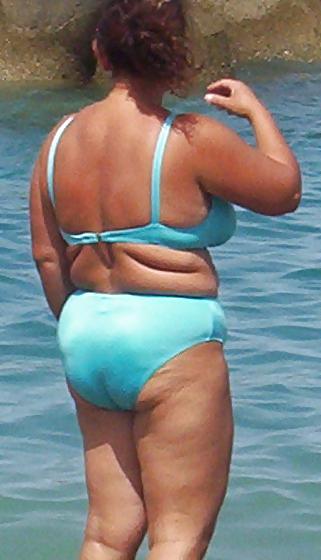 9P Candid Chubby Busty Beach Mom
