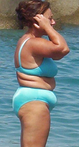 9P Candid Chubby Busty Beach Mom