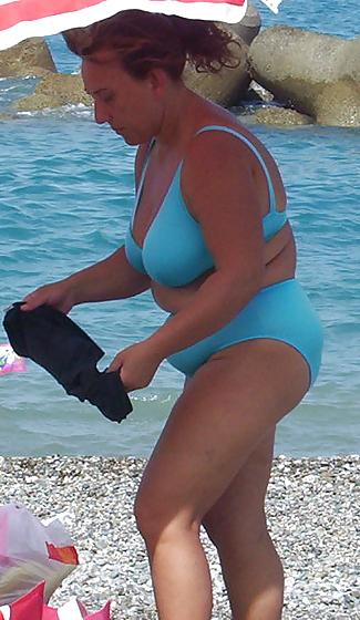 9P Candid Chubby Busty Beach Mom