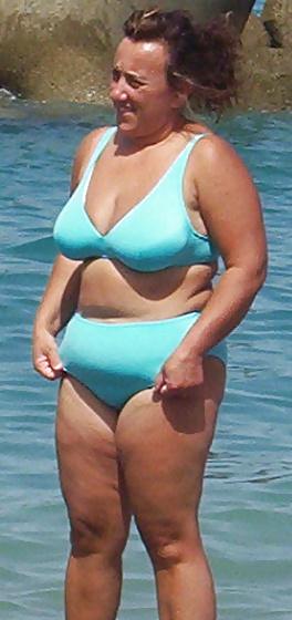 9P Candid Chubby Busty Beach Mom