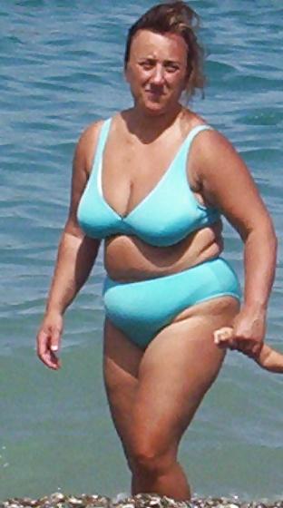 9P Candid Chubby Busty Beach Mom