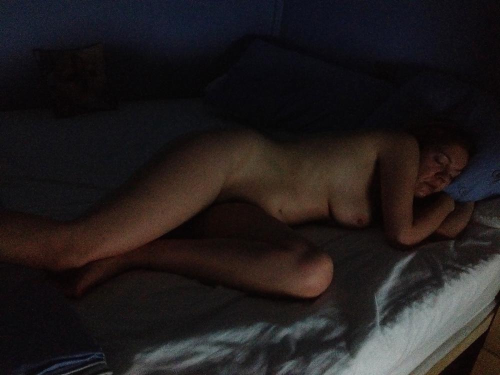 5P My sister naked on her bed