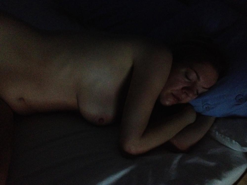 5P My sister naked on her bed