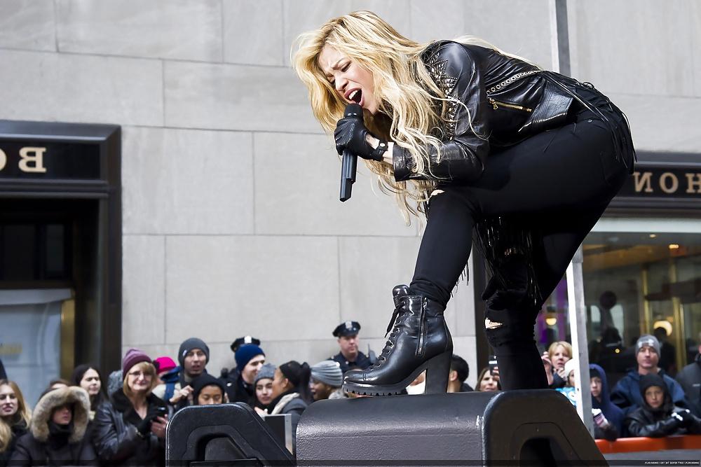 25P Shakira Today Show Sexy!!