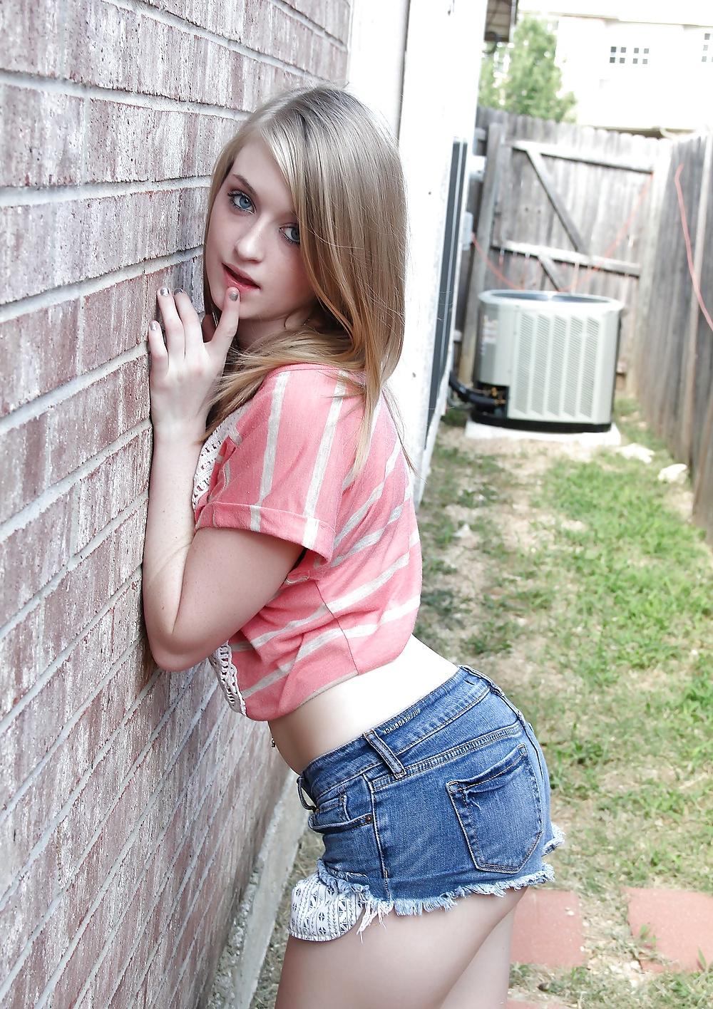 25P Sexy Girls In Shorts