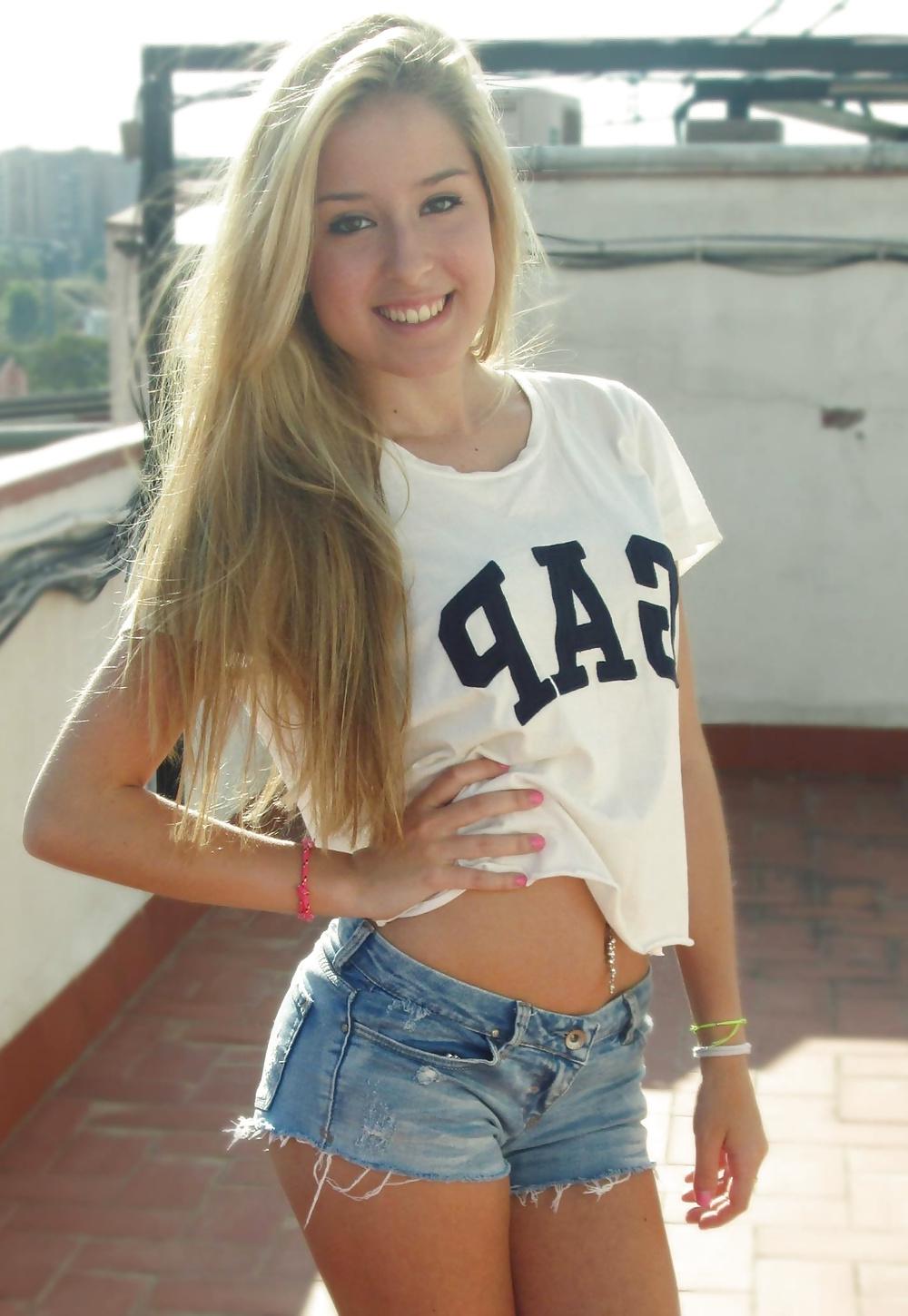 25P Sexy Girls In Shorts