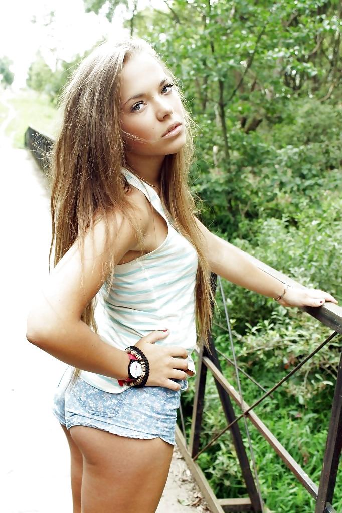 25P Sexy Girls In Shorts