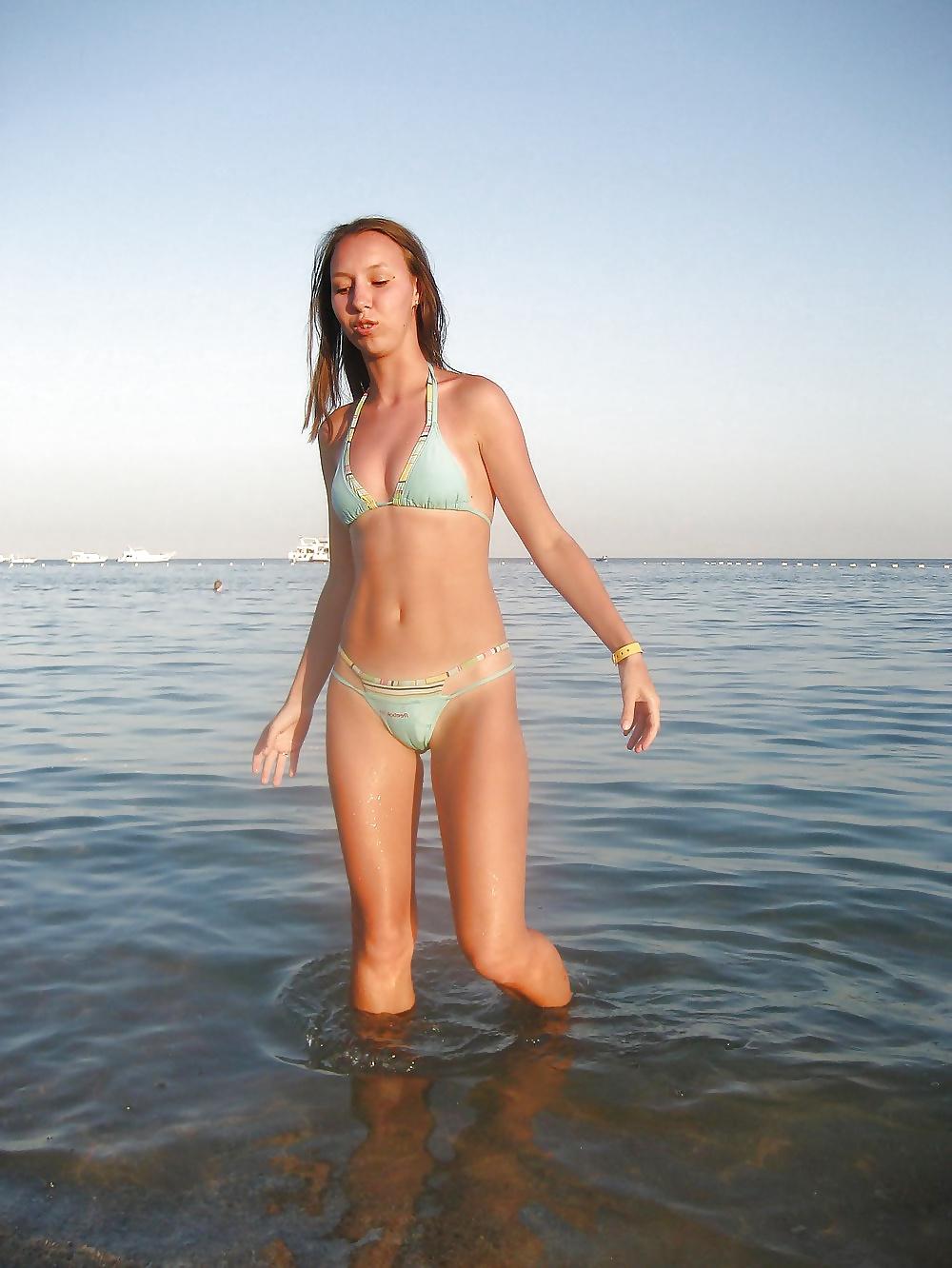 25P Bikini Camel-Toe