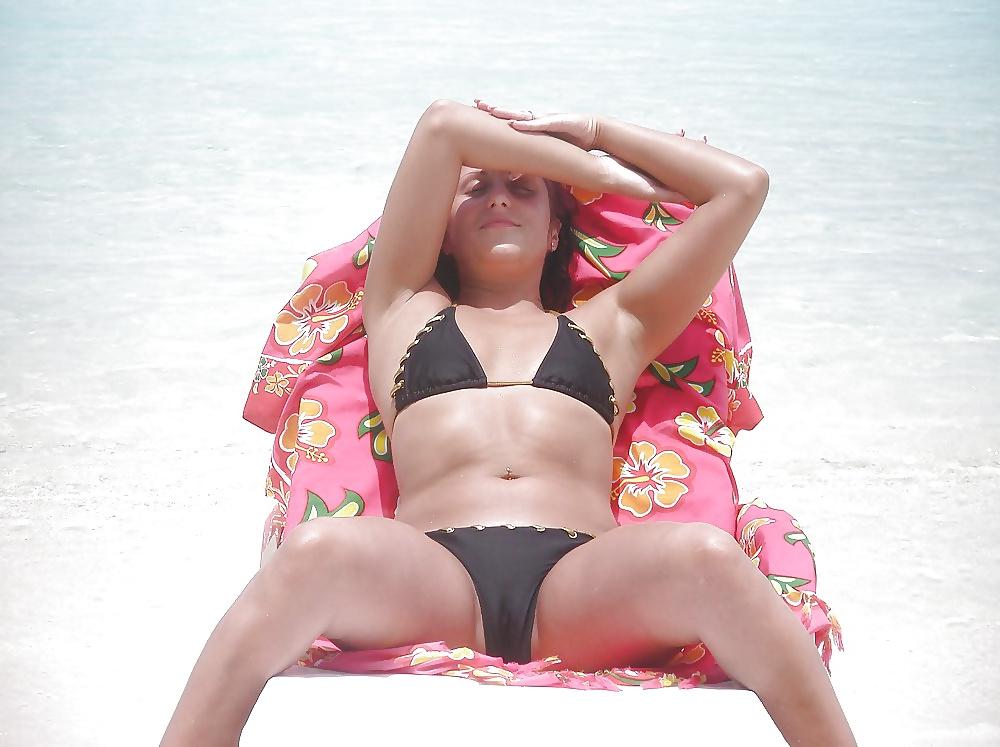 25P Bikini Camel-Toe