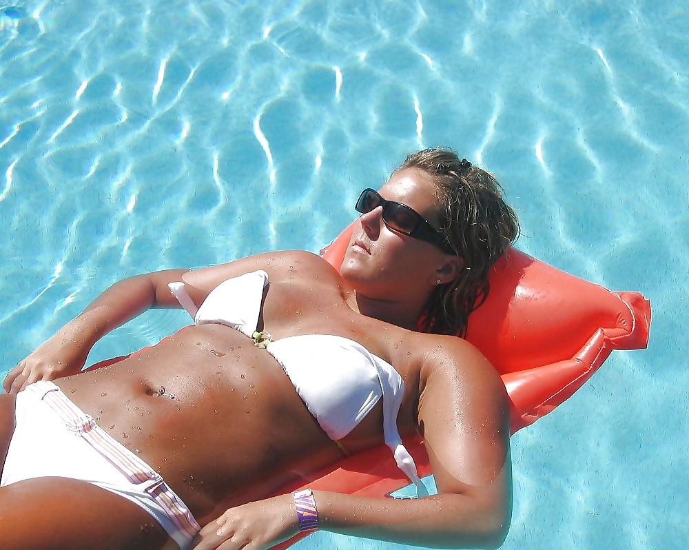 25P Bikini Camel-Toe