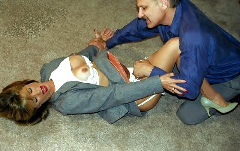 6P Mature babe in trouble -The realtor loses her white panties.
