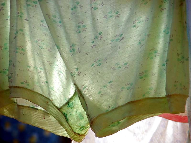 19P Knickers and panties on a clothesline! Amateur!