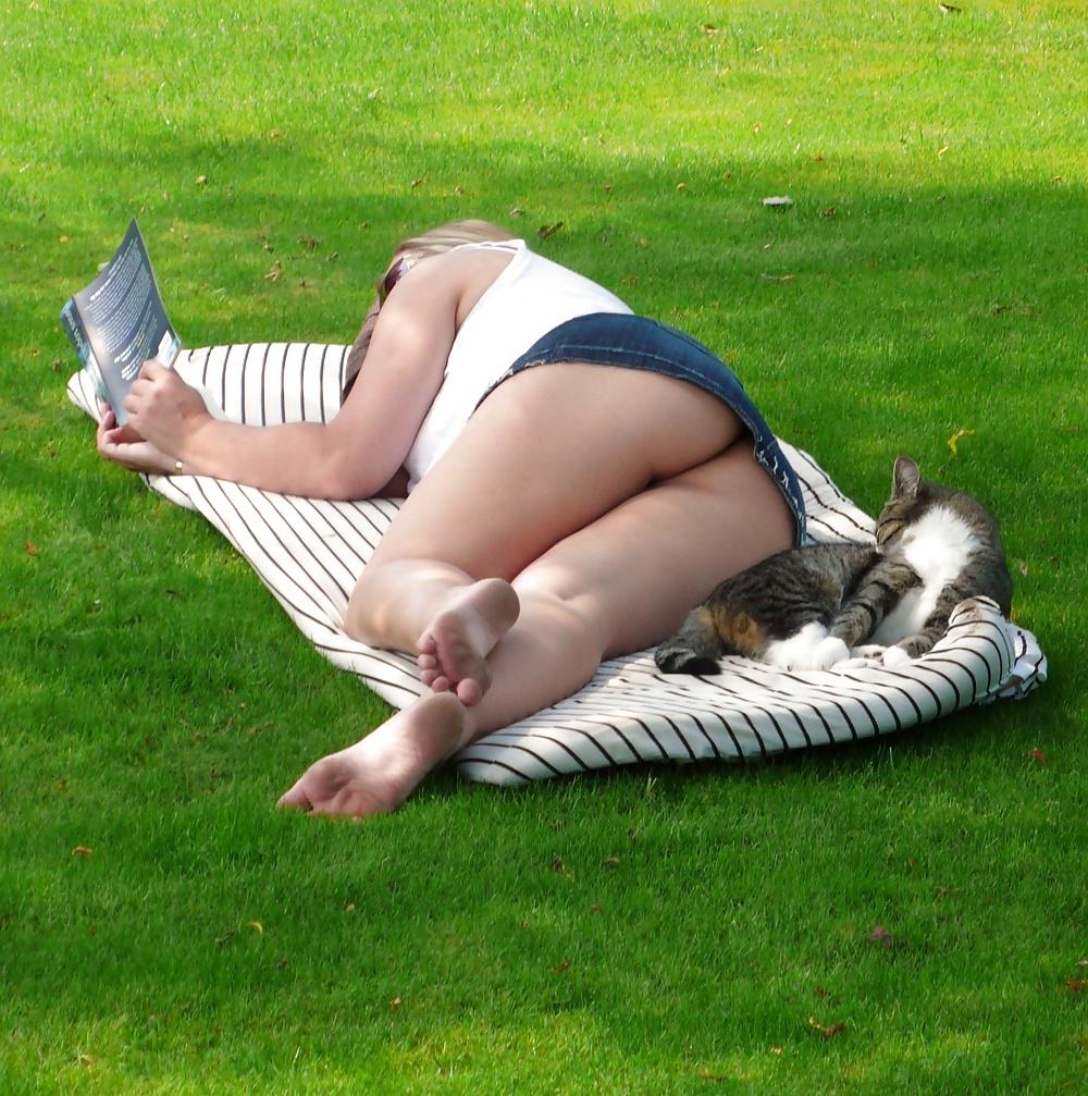 25P Outdoor pussy spy 7