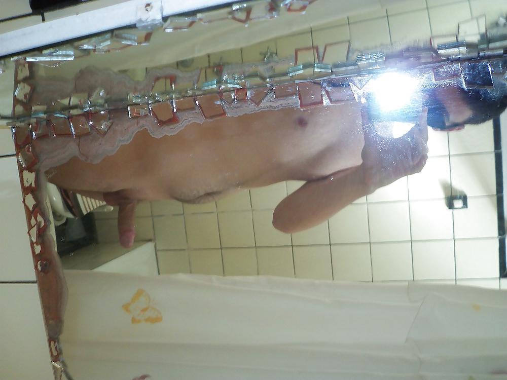 25P Afeitandome el pene en la ducha
