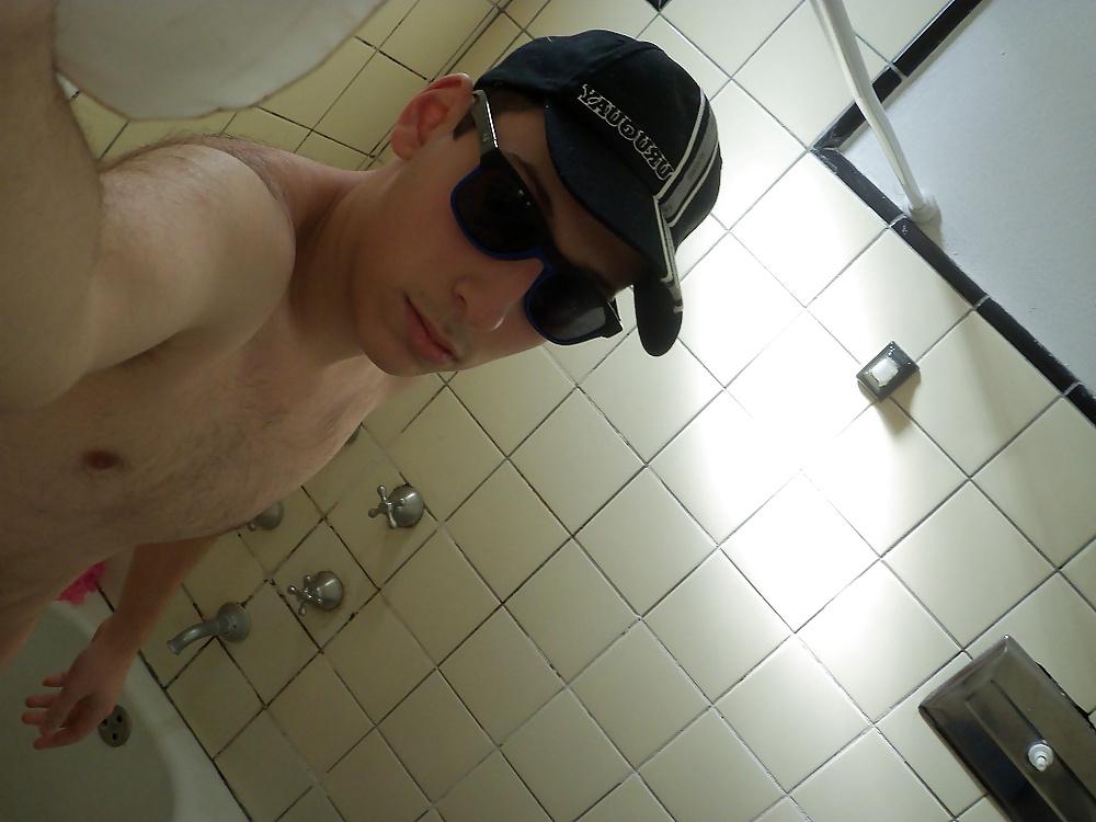 25P Afeitandome el pene en la ducha