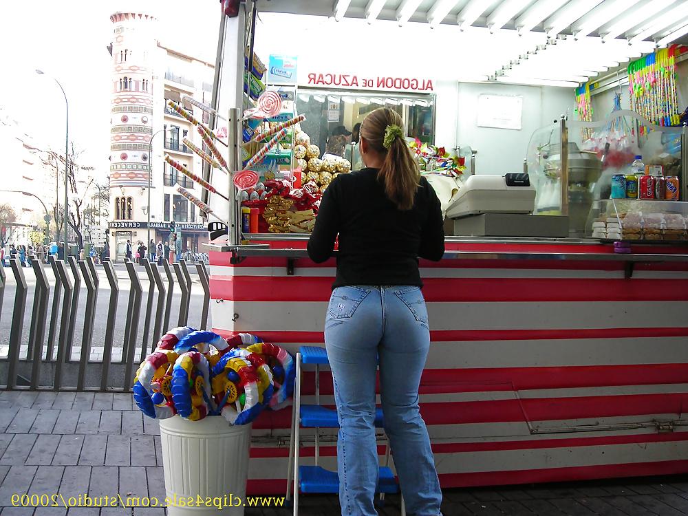 25P Candid ass in tight jeans