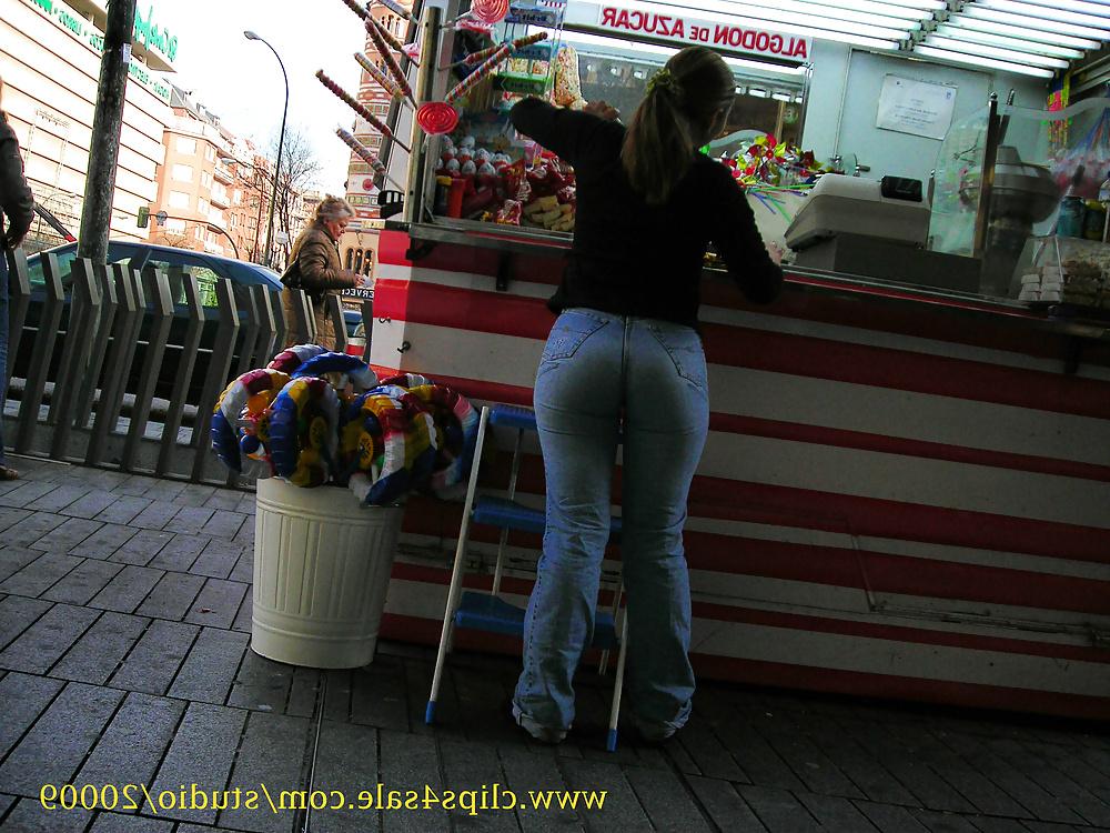 25P Candid ass in tight jeans