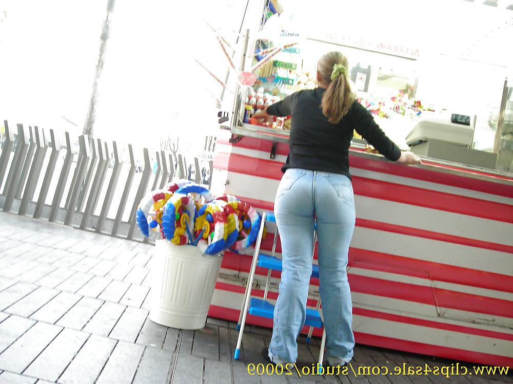 25P Candid ass in tight jeans