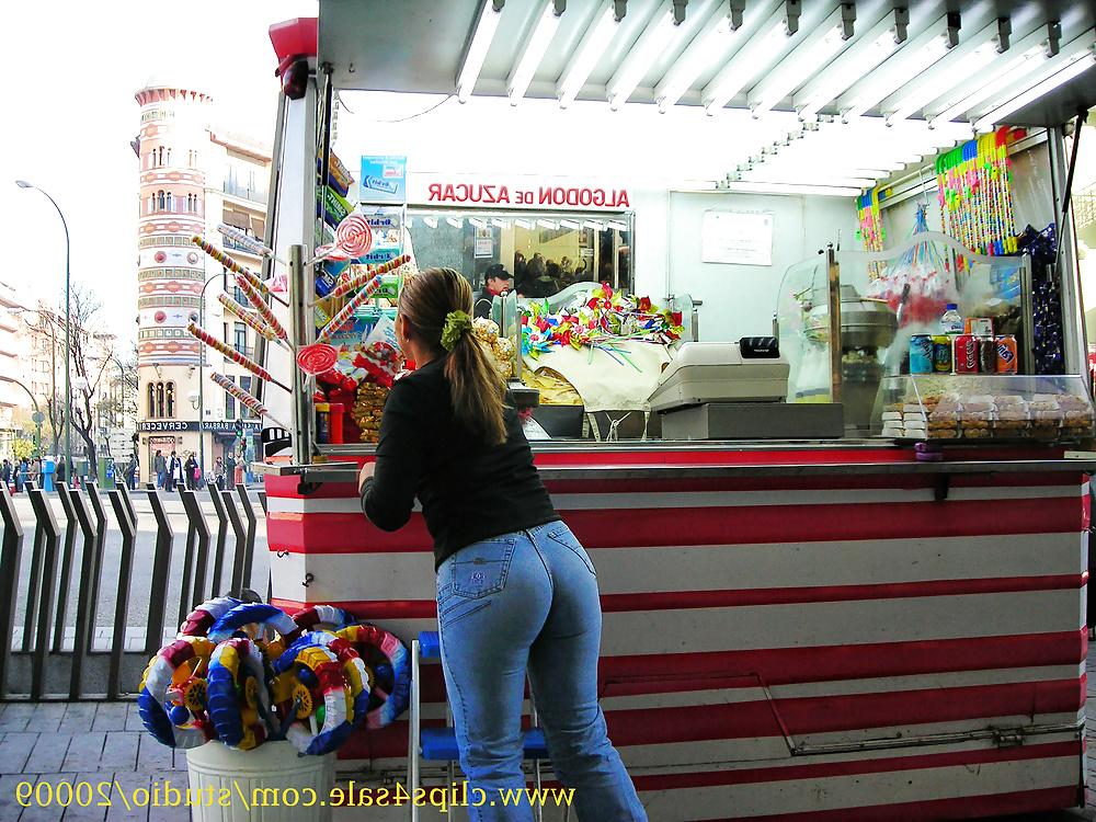 25P Candid ass in tight jeans