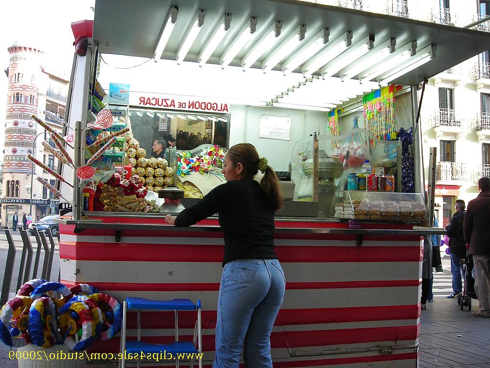25P Candid ass in tight jeans