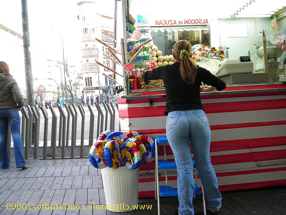 25P Candid ass in tight jeans
