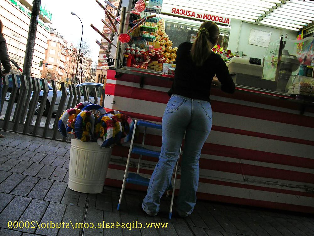 25P Candid ass in tight jeans