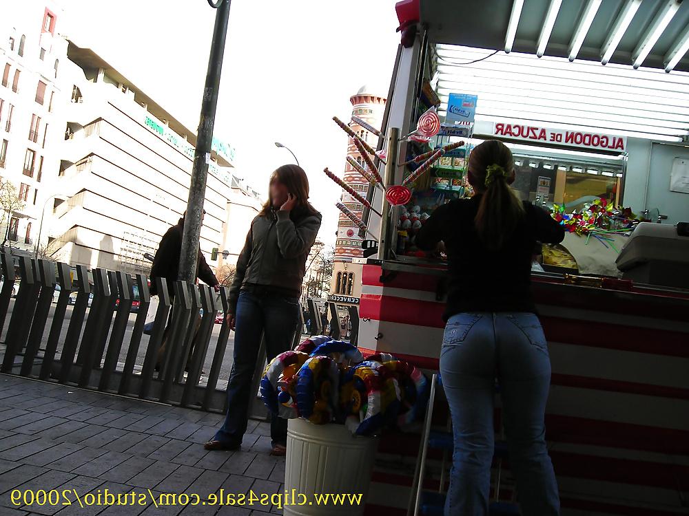 25P Candid ass in tight jeans
