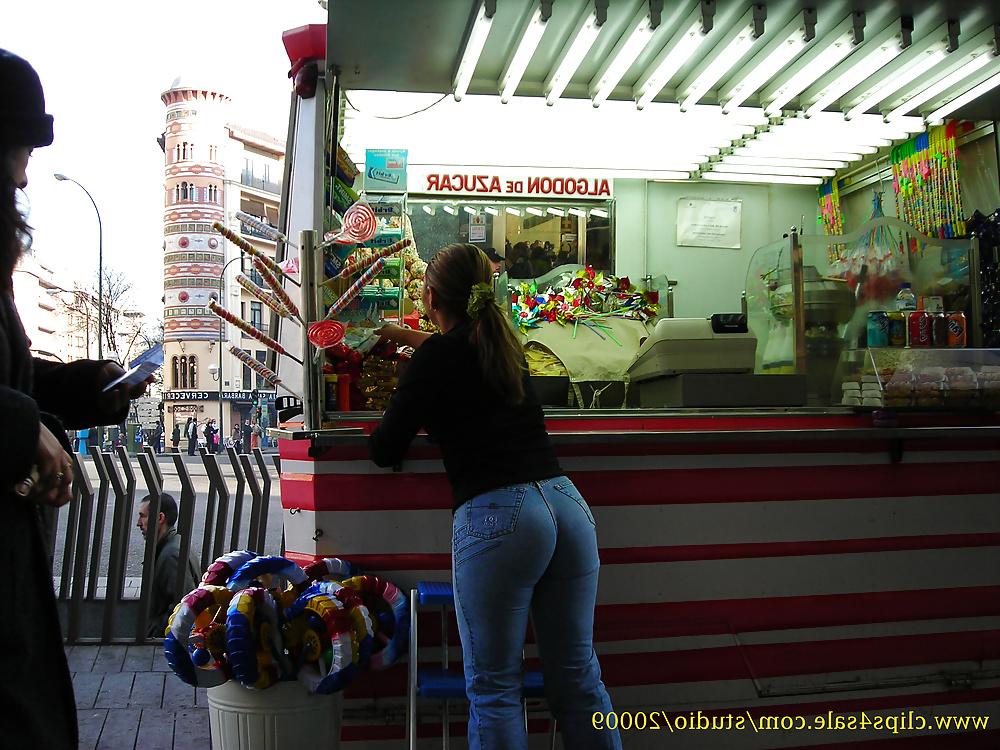 25P Candid ass in tight jeans