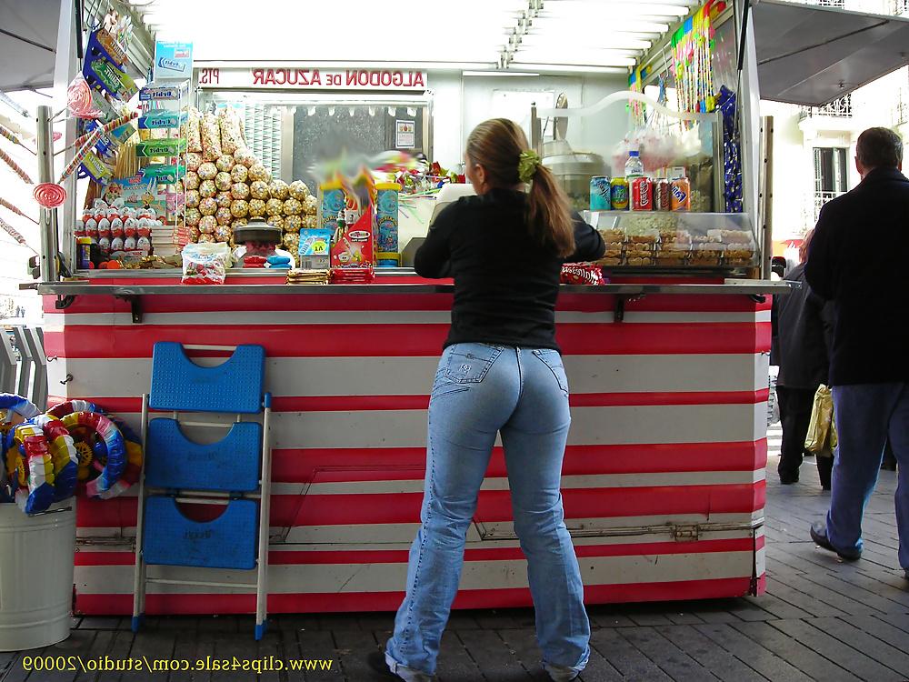 25P Candid ass in tight jeans
