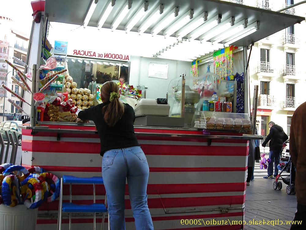 25P Candid ass in tight jeans