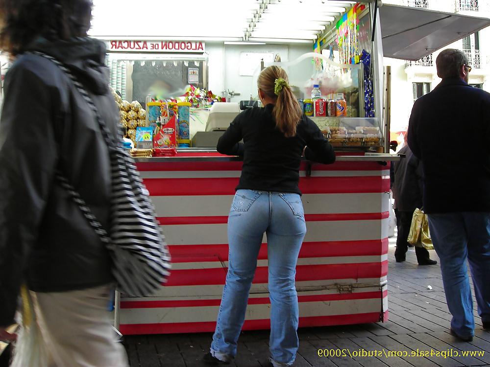 25P Candid ass in tight jeans