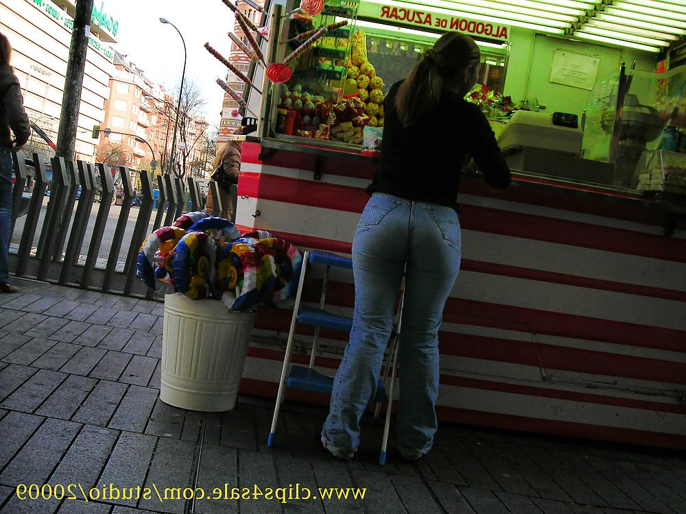 25P Candid ass in tight jeans