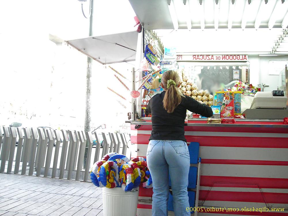 25P Candid ass in tight jeans