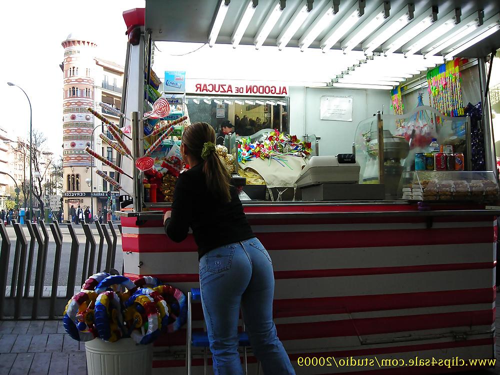 25P Candid ass in tight jeans