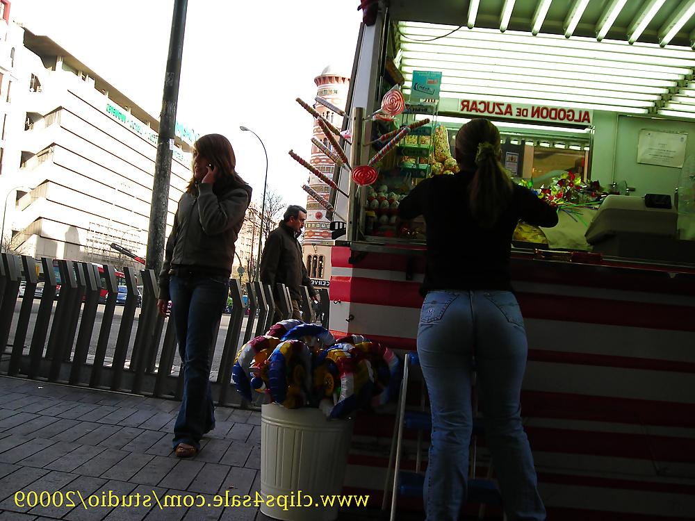 25P Candid ass in tight jeans