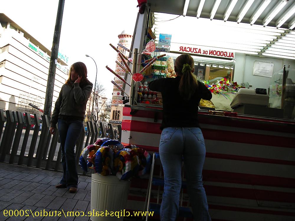 25P Candid ass in tight jeans